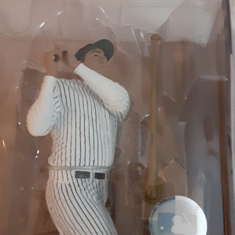 Babe Ruth statue #3 - Picture 7 of 8